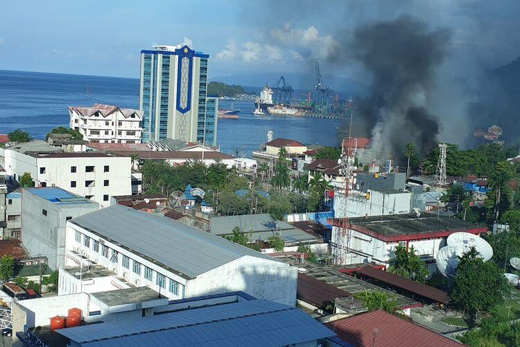 Aksi Anarkistis di Jayapura Berlanjut, Massa Bakar Kantor Telkom dan Lempari Hotel