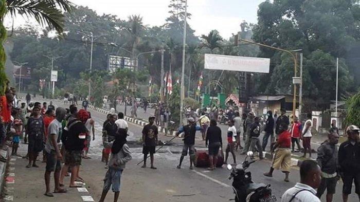 JAYAPURA RUSUH, Massa Bakar SPBU, Kantor Telkom, Kantor Pos, Kini ke Kantor Gubernur