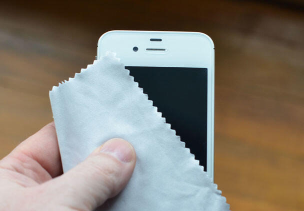  Stop Membersihkan Layar Handphone Dengan Benda Ini