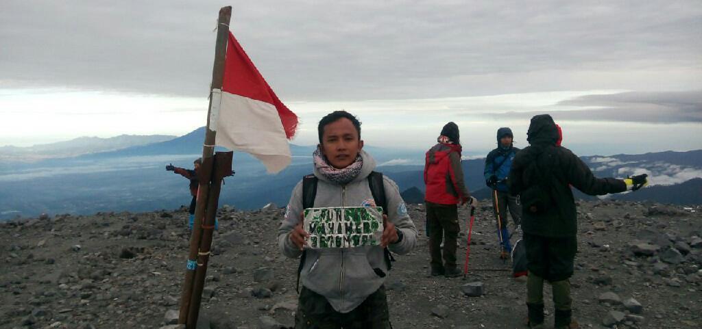 Pesona Gunung dan Pantai di Indonesiaku