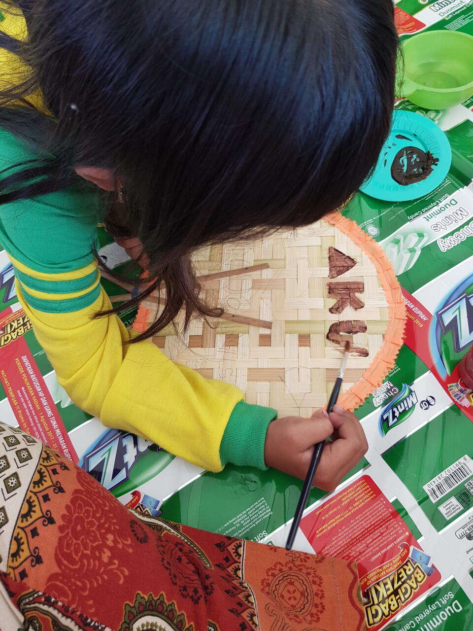 Lomba Melukis Di Kipas Bambu