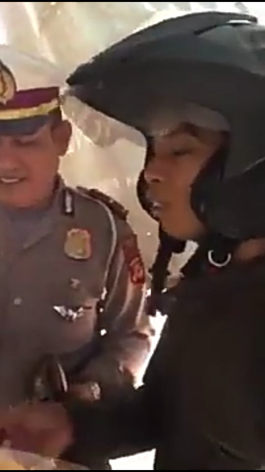 Viral Video Pemuda Mau Beli SIM Saat Terkena Tilang, Dikasih Bonus Roti Sama Polisi! 