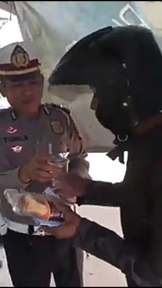 Viral Video Pemuda Mau Beli SIM Saat Terkena Tilang, Dikasih Bonus Roti Sama Polisi! 