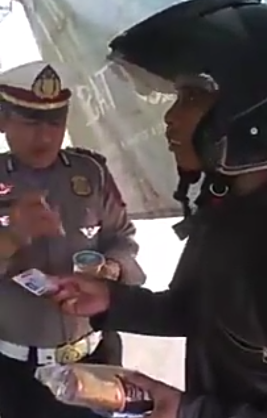 Viral Video Pemuda Mau Beli SIM Saat Terkena Tilang, Dikasih Bonus Roti Sama Polisi!