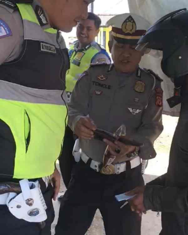 Kisah Lucu, Penjual Cilok Ini Ingin Beli SIM Polisi