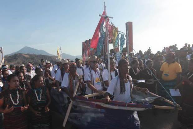 Tari Te'nue dan Tena Laga Doni Menutup Festival Tiga Gunung