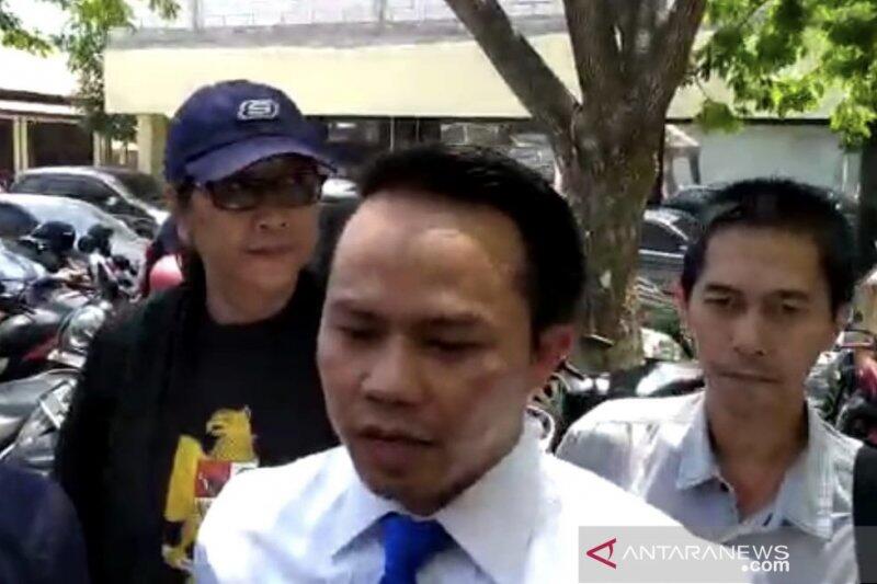 Mak Susi, Korlap Demo Asrama Papua, ke Polda Jatim Pakai Kaus Garuda Pancasila