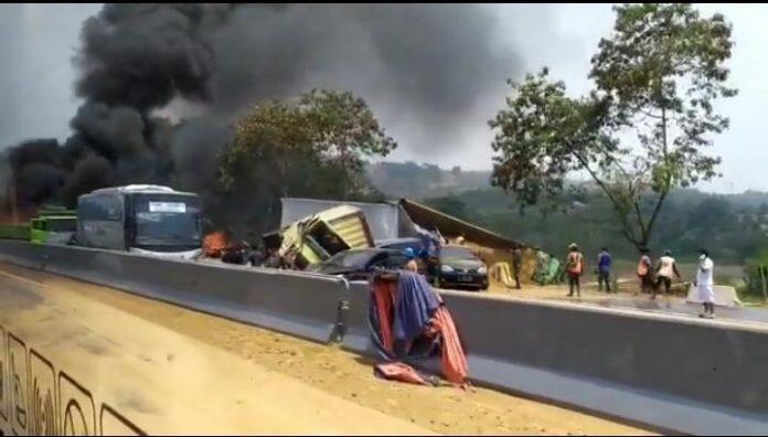 15 Mobil Tabrakan Beruntun di Cipularang, 6 Orang Tewas dan 8 Luka-luka