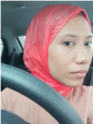 Viral! Hijabers Pakai Kantong Plastik karena Lupa Bawa Hijab