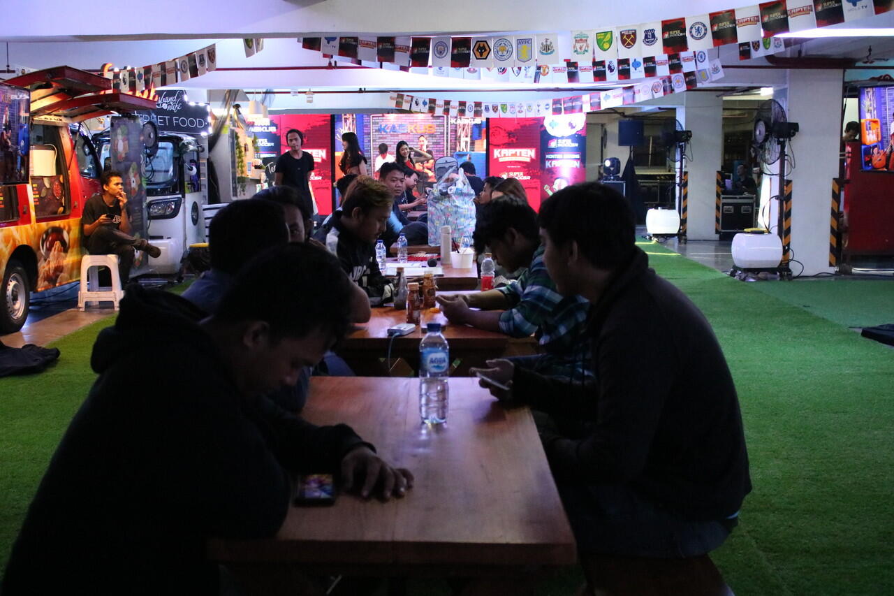 Pemandangan yang nyejukin mata ada di nonton bareng Liga Inggris 