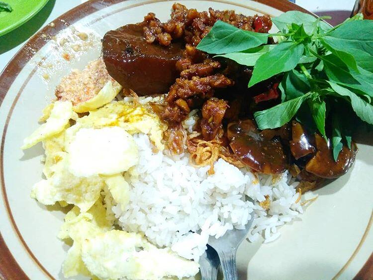 10 Tempat Nasi Uduk Betawi di Jakarta Selatan Yang Rasanya Bikin Khilaf