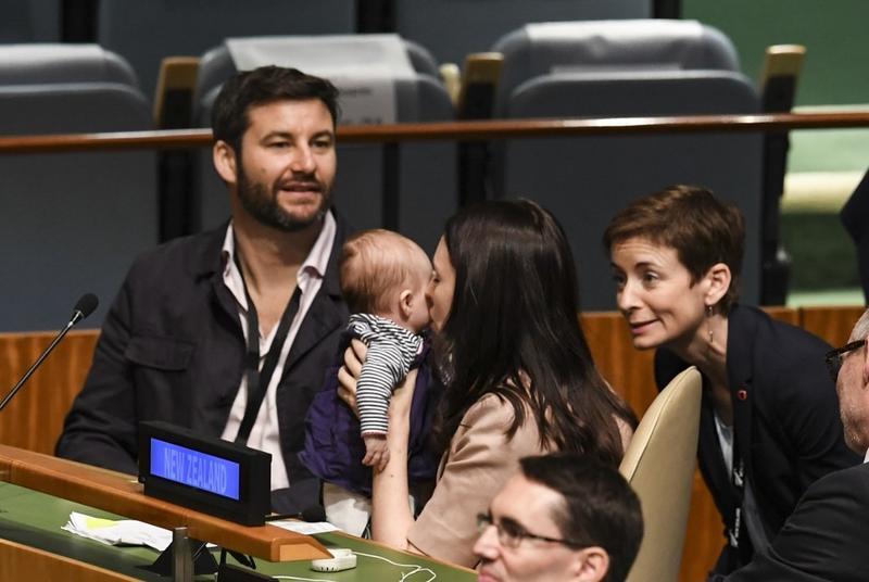 Gokil! Kerja Di Pemerintahan Sambil Bawa Bayi? Di Negara Ini Boleh! — Anjay