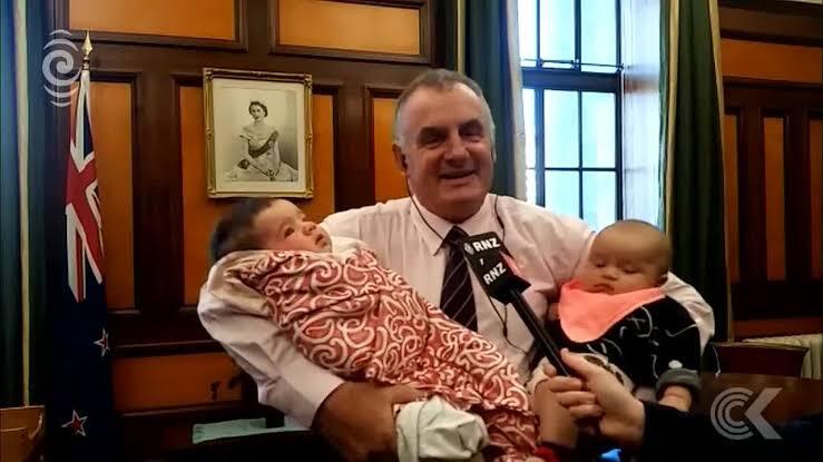 Gokil! Kerja Di Pemerintahan Sambil Bawa Bayi? Di Negara Ini Boleh! — Anjay