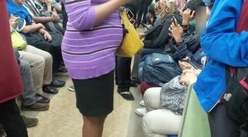 Pin Khusus Bumil! Bikin Ibu Hamil Makin Nyaman Naik KRL