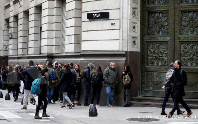 Warga Argentina ramai-ramai menarik dana di bank