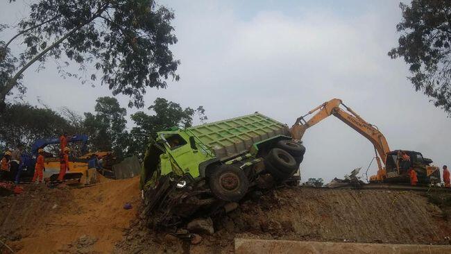 Kecelekaan Maut di Tol Cipularang, Dua Sopir Truk Jadi Tersangka
