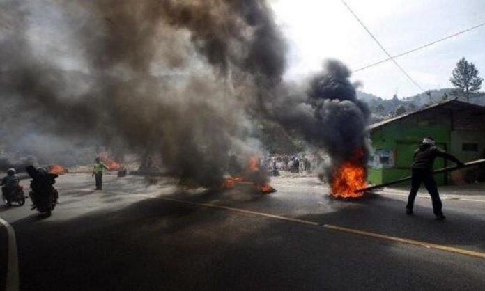 Puncak Bogor Mencekam, Warga Bakar Ban di Tengah Jalan Tolak Penggusuran