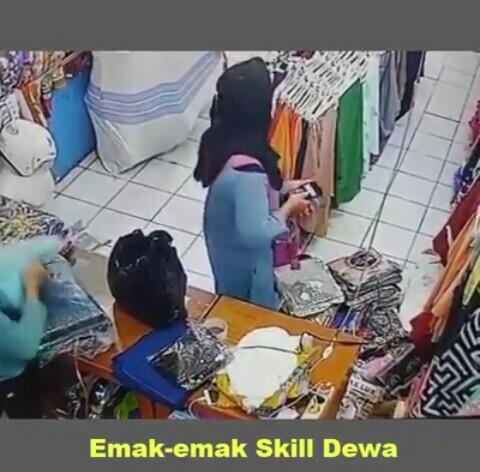 Ibu Ini Tertangkap Kamera CCTV Saat Nyolong HP di Toko Jilbab