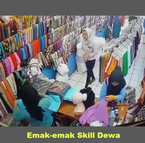 Ibu Ini Tertangkap Kamera CCTV Saat Nyolong HP di Toko Jilbab