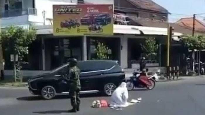 Aksi Emak-Emak Shalat Di Tengah Jalan Hingga Di Jaga TNI