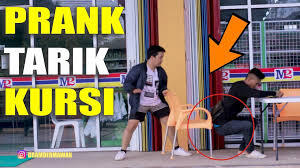 Viral Bercanda Tarik Kursi Malah Berakibat Fatal
