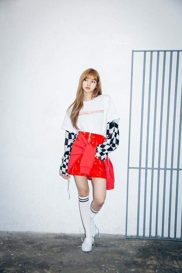 Makin Kece, 10 Gaya Kaos Oblong ala Lisa BLACKPINK yang Patut Dicoba!