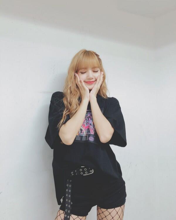 Makin Kece, 10 Gaya Kaos Oblong ala Lisa BLACKPINK yang Patut Dicoba!