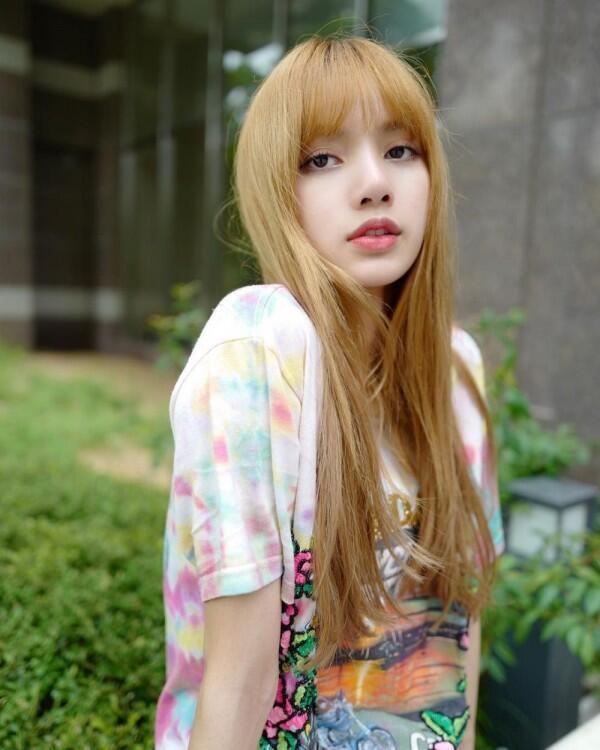 Makin Kece, 10 Gaya Kaos Oblong ala Lisa BLACKPINK yang Patut Dicoba!