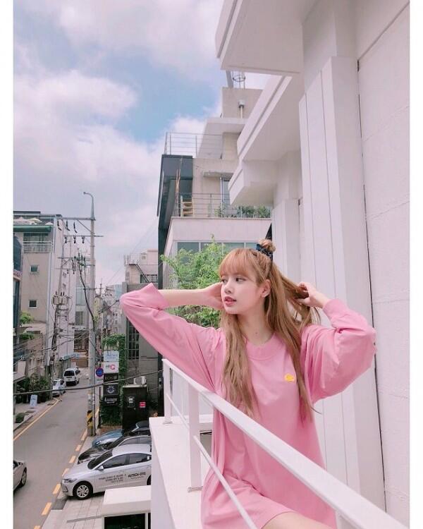 Makin Kece, 10 Gaya Kaos Oblong ala Lisa BLACKPINK yang Patut Dicoba!
