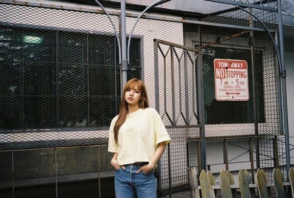 Makin Kece, 10 Gaya Kaos Oblong ala Lisa BLACKPINK yang Patut Dicoba!