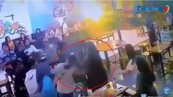 2 Mahasiswi Berkelahi di Kafe Purwokerto karena Cemburu, Videonya Rame di Twitter