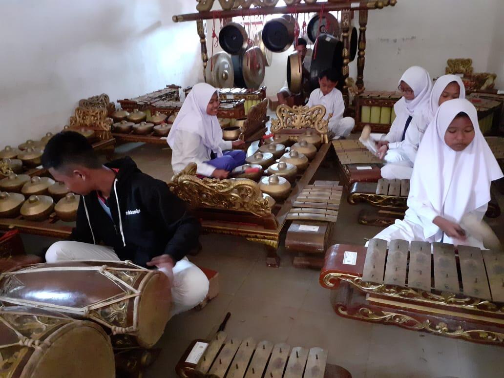 Di Sekolah Ini, Gamelan Dimainkan