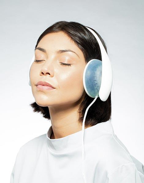 Wow, Kini Penderita Tuli Bisa Mendengar Musik Dengan Bantuan Headphone Air Ini