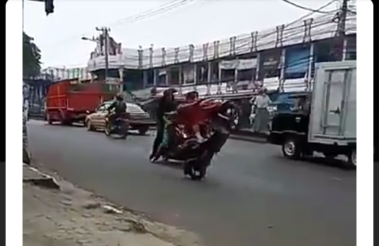 Viral Video Mirip Emak-emak Standing Motor di Depan Polantas! Apa ya Maksutnya? 