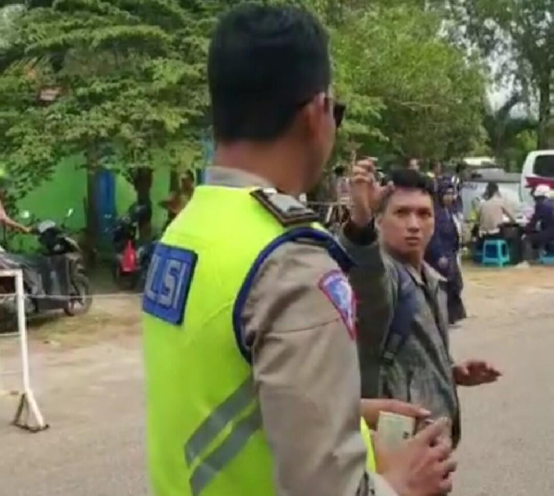 Viral, Mau Ditilang Polisi Eh Malah Ngeluarin Jurus..