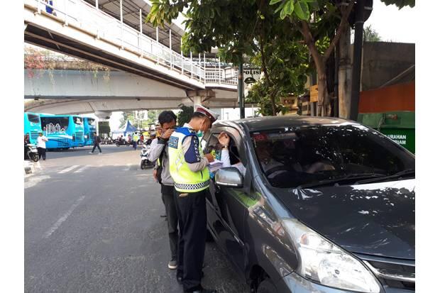 Langgar Ganjil Genap, Tiga Mobil Pelat Genap Ditilang di Matraman