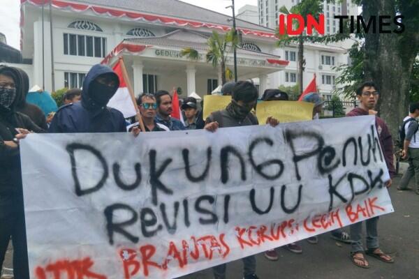 Demo di Gedung Sate, GRJB Dukung Revisi UU KPK