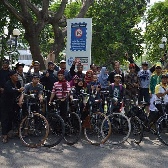 Komunitas Ontel Keliling Gresik Gunakan Pakaian Adat Papua