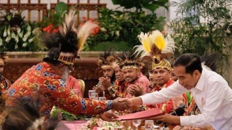 Begini Jokowi Jawab 10 Permintaan Tokoh Papua