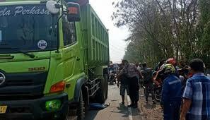 Mobil Dump Truk Berhenti Ditabrak, 1 Pelajar Tewas