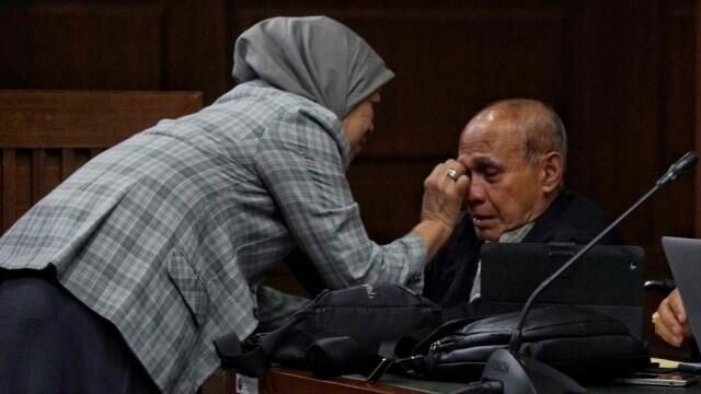 Dipeluk Sang Istri, Sidang Perdana Kivlan Zen Banjir Air Mata