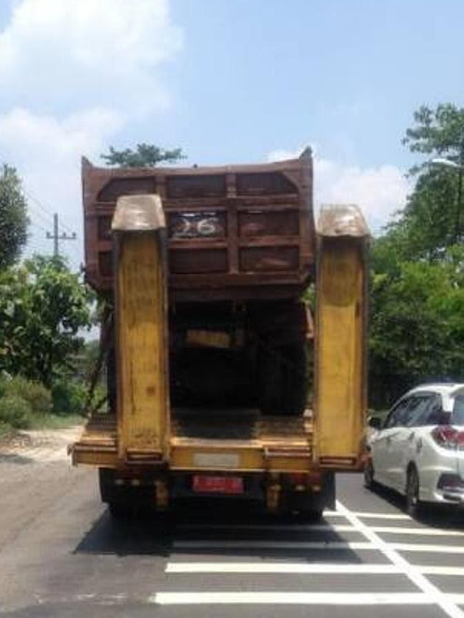 Momen Mobil Membawa Muatan Tidak Biasa, Ada Videonya Lo! Lucu atau Aneh Menurut Agan?