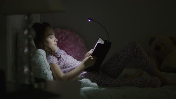 Ikuti 5 Tips ini Agar Membaca Buku Sebelum Tidur jadi Lebih Nyaman