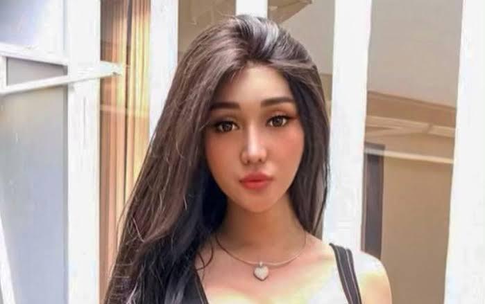 Cantik dan Seksi, Ternyata Artis-Artis Tanah Air Ini Aslinya Seorang Cowok, Wah!