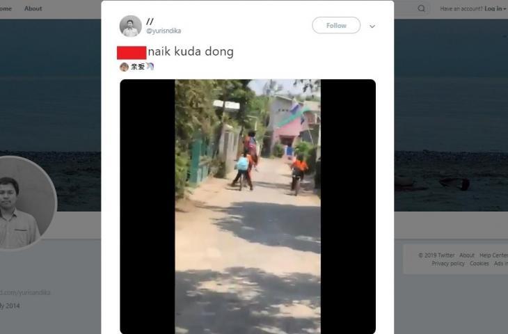 VIRAL! Video &quot;PENAMPAKAN&quot; 2 Bocah SD Boncengan Naik KUDA Ke Sekolah!