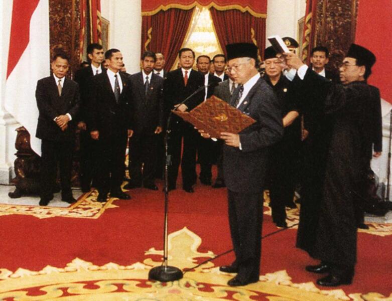 Habibie Anak Emas Soeharto