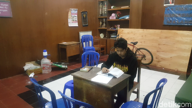 Viral,Siswa ini memilih UKS sekolah sebagai tempat tinggalnya