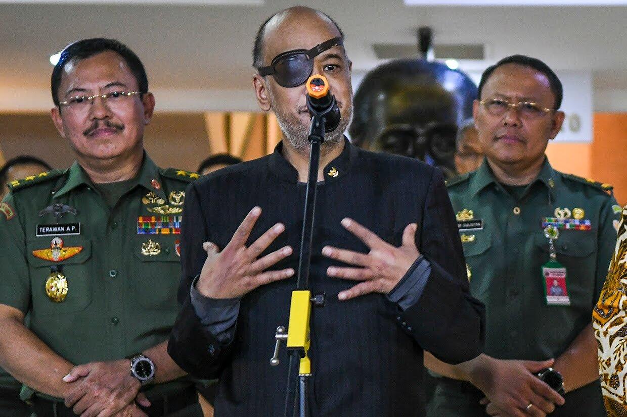 Thareq Kemal Habibie Pakai Penutup Mata