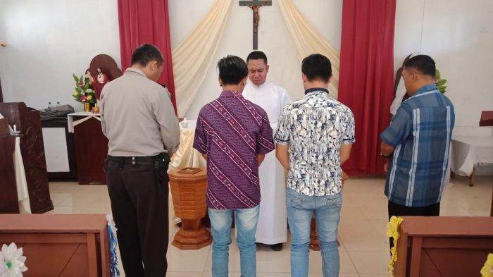 Aniaya Sepupunya, Dio Didoakan Pastor di Gereja Katolik Liningaan