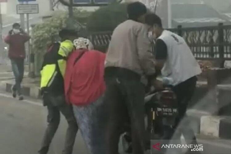 Asap Riau dalam Kategori Bahaya, Seorang Pengendara Nyaris Pingsan di Jalan!